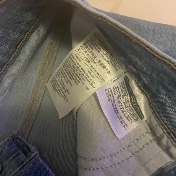 Levi’s women’s shorts. Size 26 - Picture 3 of 4